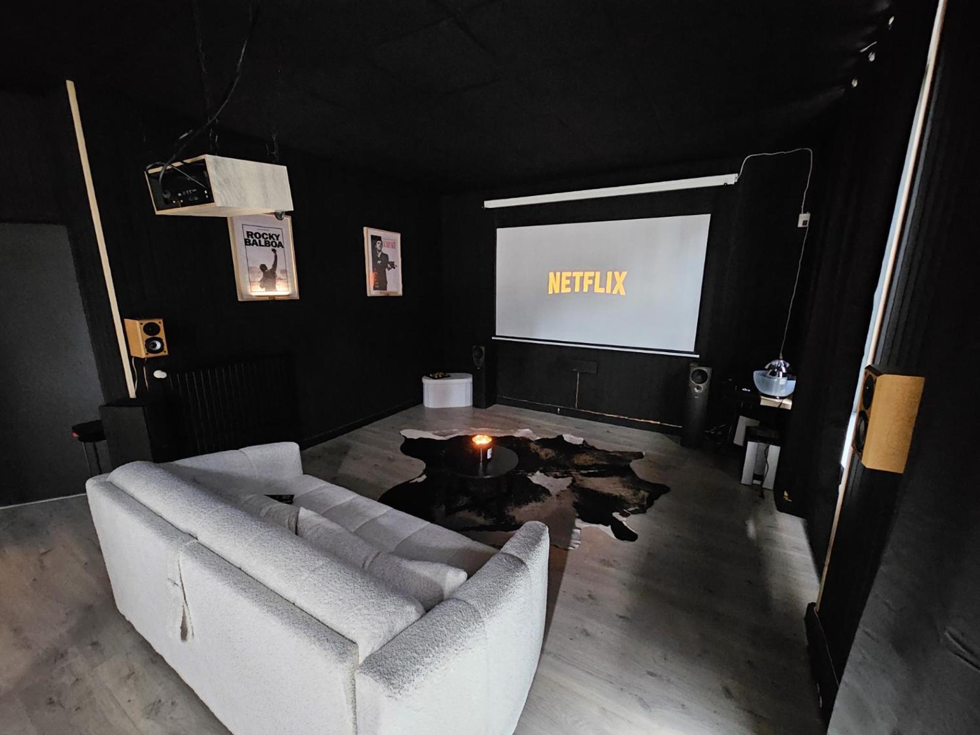 Black Box Cinema Appartement Avec Balneo Épinal Dış mekan fotoğraf